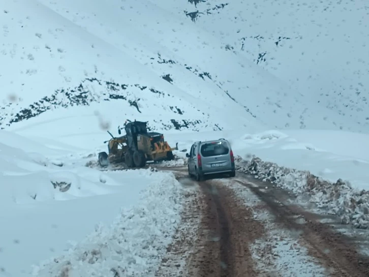 SİİRT’TE KARDA MAHSUR KALAN ARAÇLAR KURTARILDI  