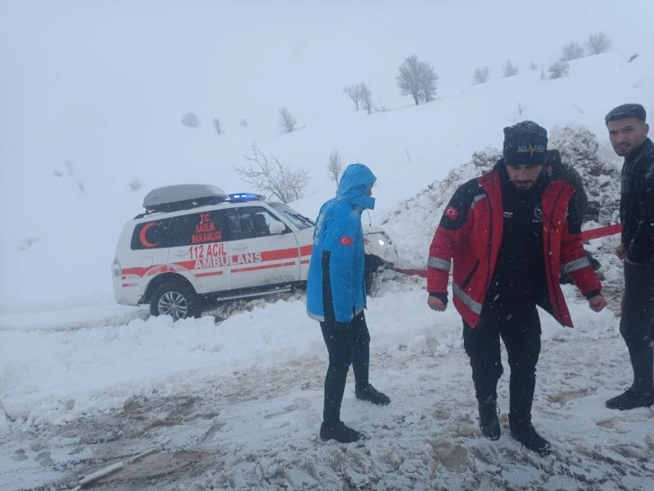 Pervari Ve Şirvan’da  Mahsur Kalan Araçlar Karla Mücadele Ekipleri Tarafından Kurtarıldı