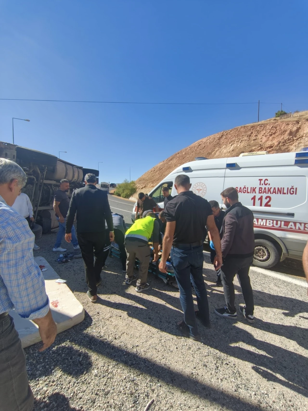 Siirt-Eruh Yolunda Ponza Y&uuml;kl&uuml; TIR Devrildi: S&uuml;r&uuml;c&uuml; Ağır Yaralandı