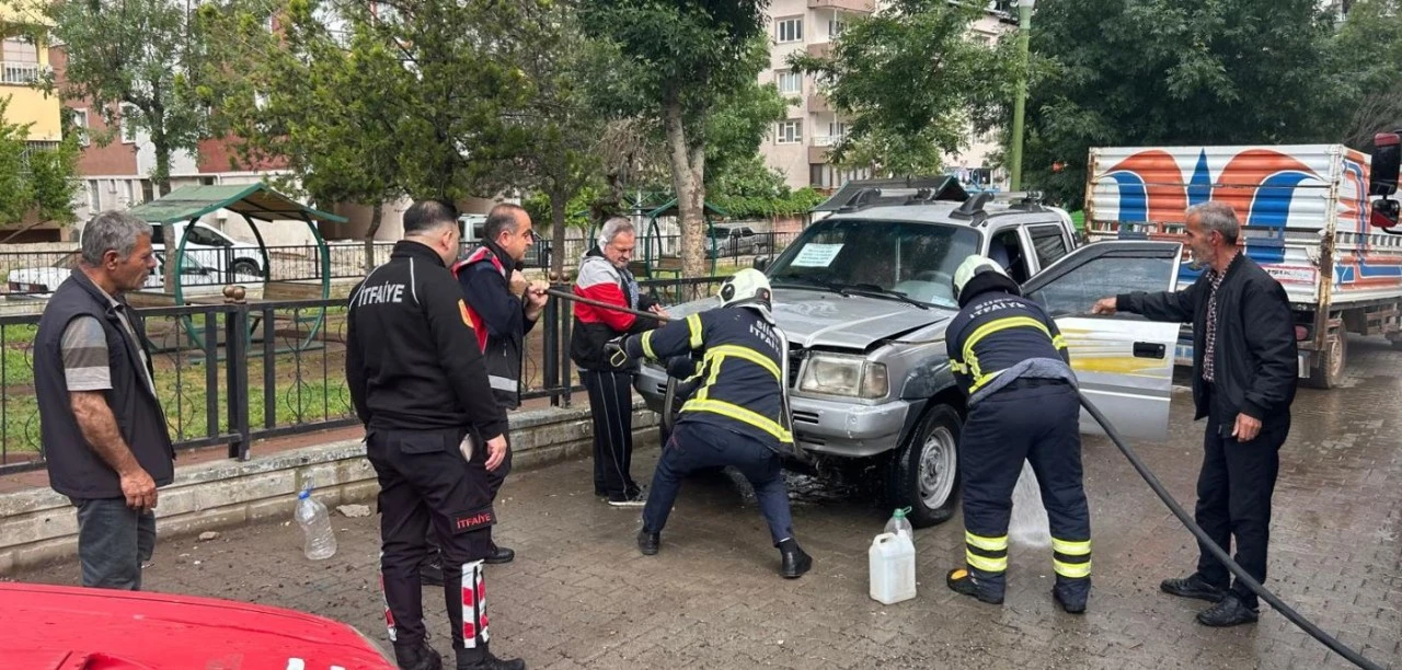 PARK HALİNDEKİ ARA&Ccedil; ALEV ALDI