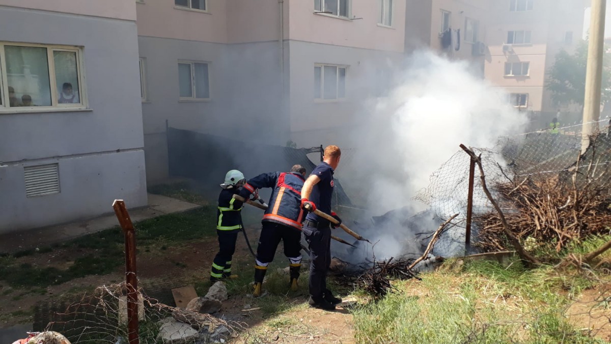 Odunlukta çıkan yangın paniğe neden oldu