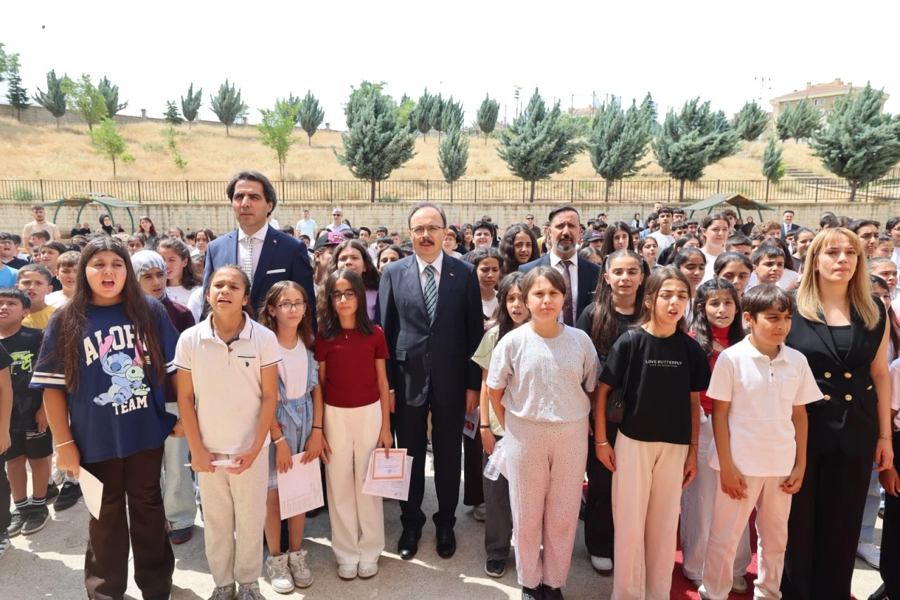 &Ouml;ğrenciler karnelerini alarak tatile girdi