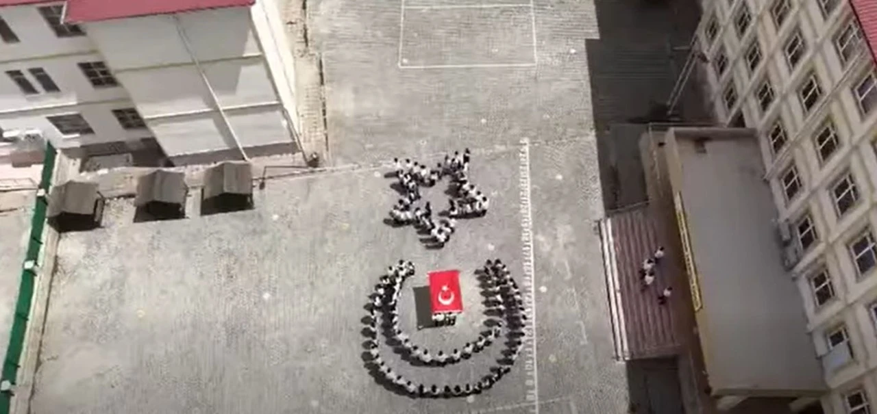 &Ouml;ğrencilerden Ay Yıldız Koreografi