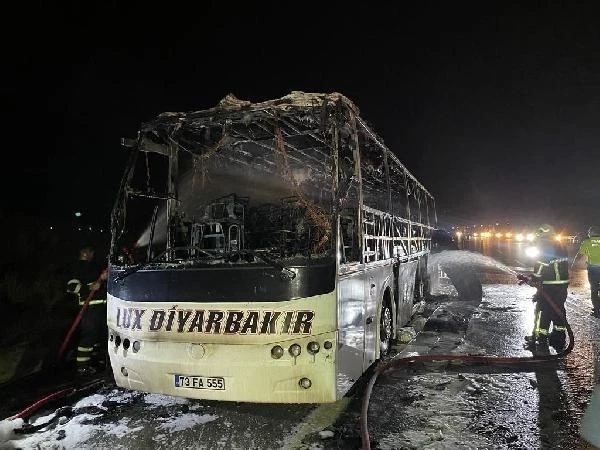 Osmaniye'de seyir halindeki yolcu otobüsü alev alev yandı