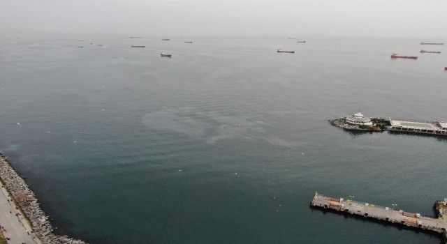 Hamsi avı yasağının ardından Marmara Denizi'nde dev petrol sızıntısı görüntülendi