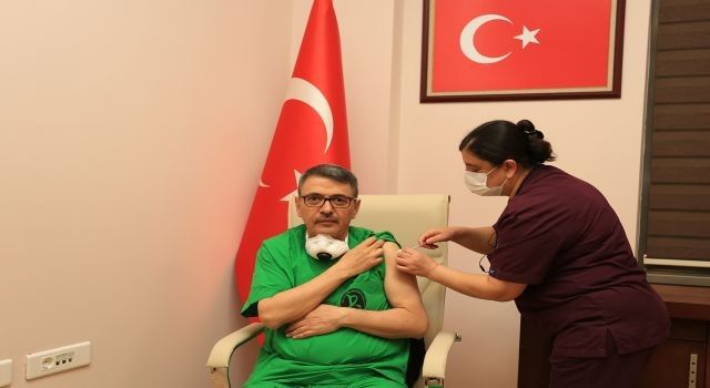 PAÜ hastanelerinde ilk aşı Rektör Kutluhan'a