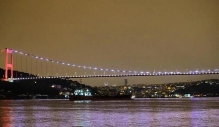 Rusya’dan gelen tonlarca ayçiçeği yağı yüklü gemi İstanbul Boğazı’na ulaştı