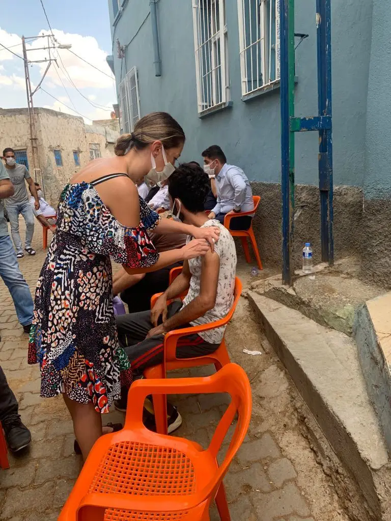 Sağlık ekipleri köy köy gezerek vatandaşların aşı yapmalarını sağlıyor