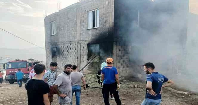 Saman dolu bodrum katında çıkan yangın paniğe neden oldu