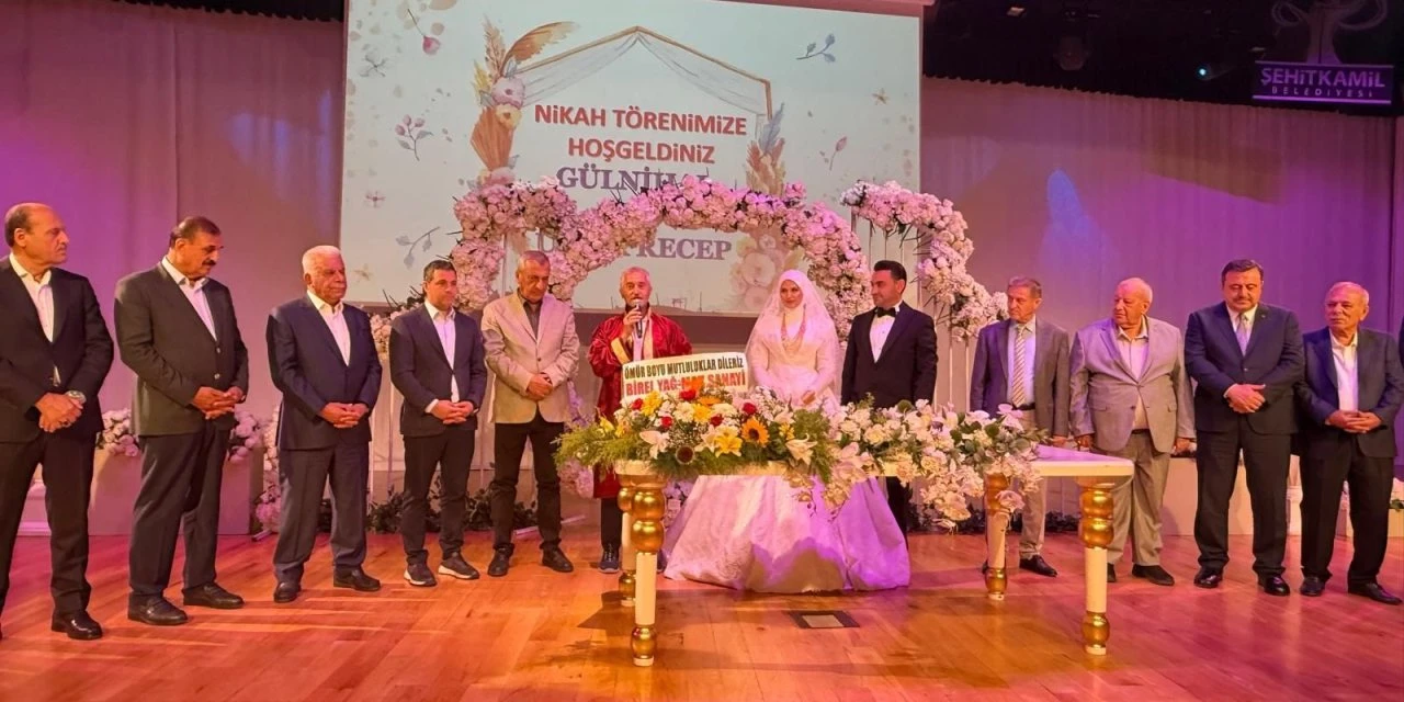 Sanayici Surur Aydın ailesinin mutlu g&uuml;n&uuml;