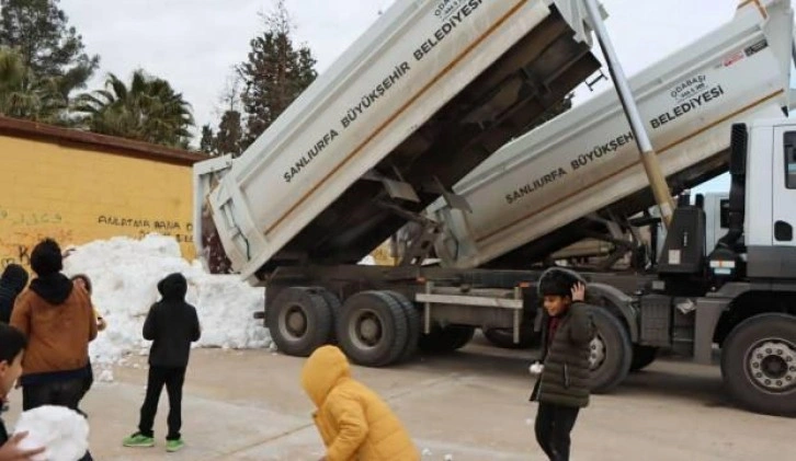 Şanlıurfa'da kar yağmayan ilçeye kamyonlarla kar taşındı