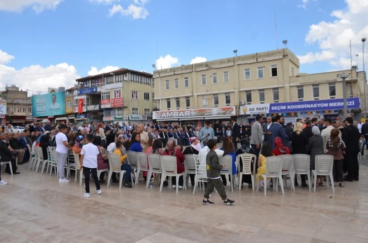 Seçim Koordinasyon Merkezine sığmayan AK Parti Cumhuriyet Meydanında Bayramlaştı