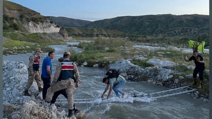 Siirt Başur Çayı'nda Mahsur Kalan 2 Kişi Ekiplerin İtfaiye Merdivenini Köprü Yapmasıyla Kurtarıldı