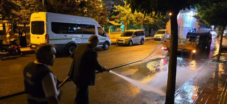 Siirt Belediyesi Eş Başkanı Kaysi, Personellerle Temizlik Yaptı