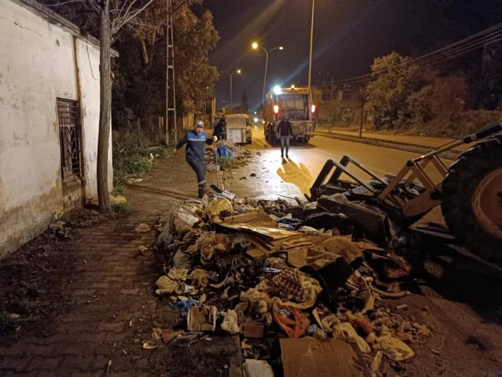 SİİRT BELEDİYESİ, HATAY'DA TEMİZLİK VE İLAÇLAMA ÇALIŞMALARINA DESTEK VERİYOR