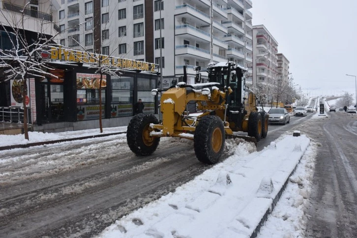 SİİRT BELEDİYESİ KAR KÜRELEME VE TEMİZLEME ÇALIŞMALARINA BAŞLADI