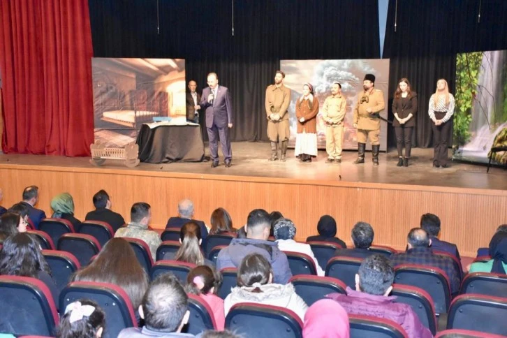 Siirt Belediyesi Tarafından Düzenlenen Mihenk Taşları Tiyatro Gösterisi Büyük İlgi Gördü