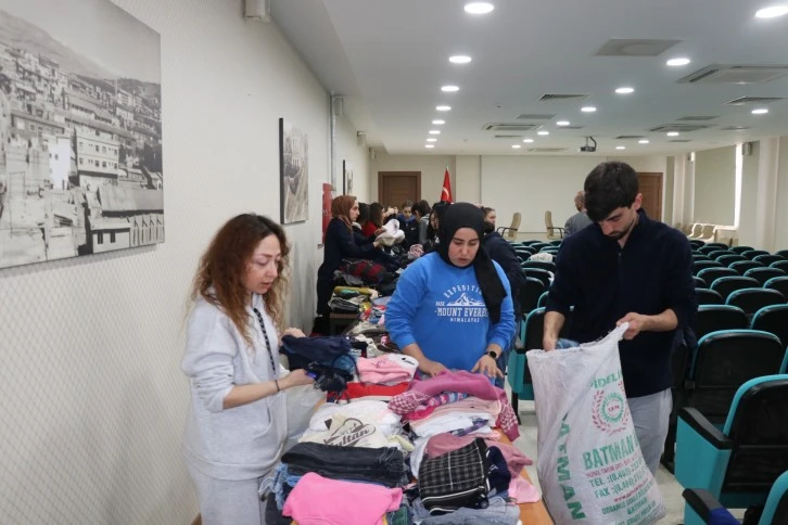 SİİRT’EN DEPREM BÖLGESİNE YARDIM TIRLARI GÖNDERİLDİ