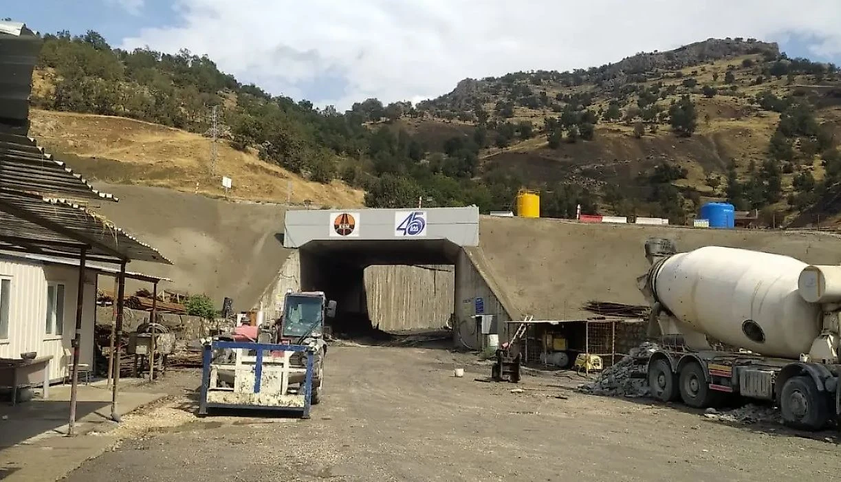 Siirt&rsquo;i k&ouml;r nokta olmaktan kurtaracak Siirt- &Ccedil;atak-Van karayolu,  Şırnak- Van karayoluna mı d&ouml;n&uuml;şt&uuml; ?