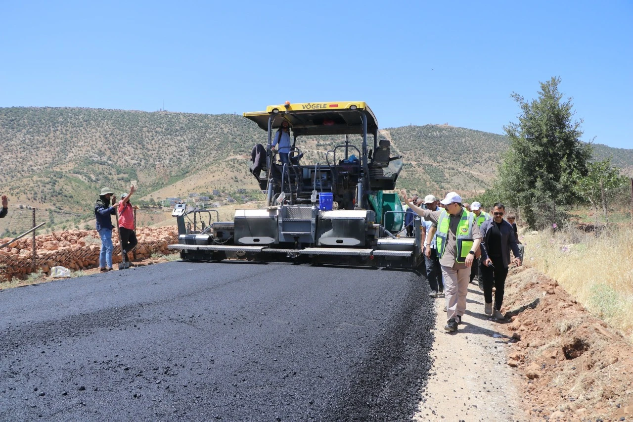 Siirt’in Eruh İlçesine Bağlı Erenkaya-Dağdöşü Grup Köy Yolu Sıcak Asfaltla Buluşuyor