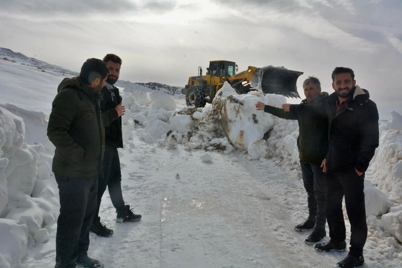 Siirt&rsquo;in Pervari İl&ccedil;esinde Tipi Nedeniyle Kapanan K&ouml;y Yolları Ulaşıma A&ccedil;ıldı