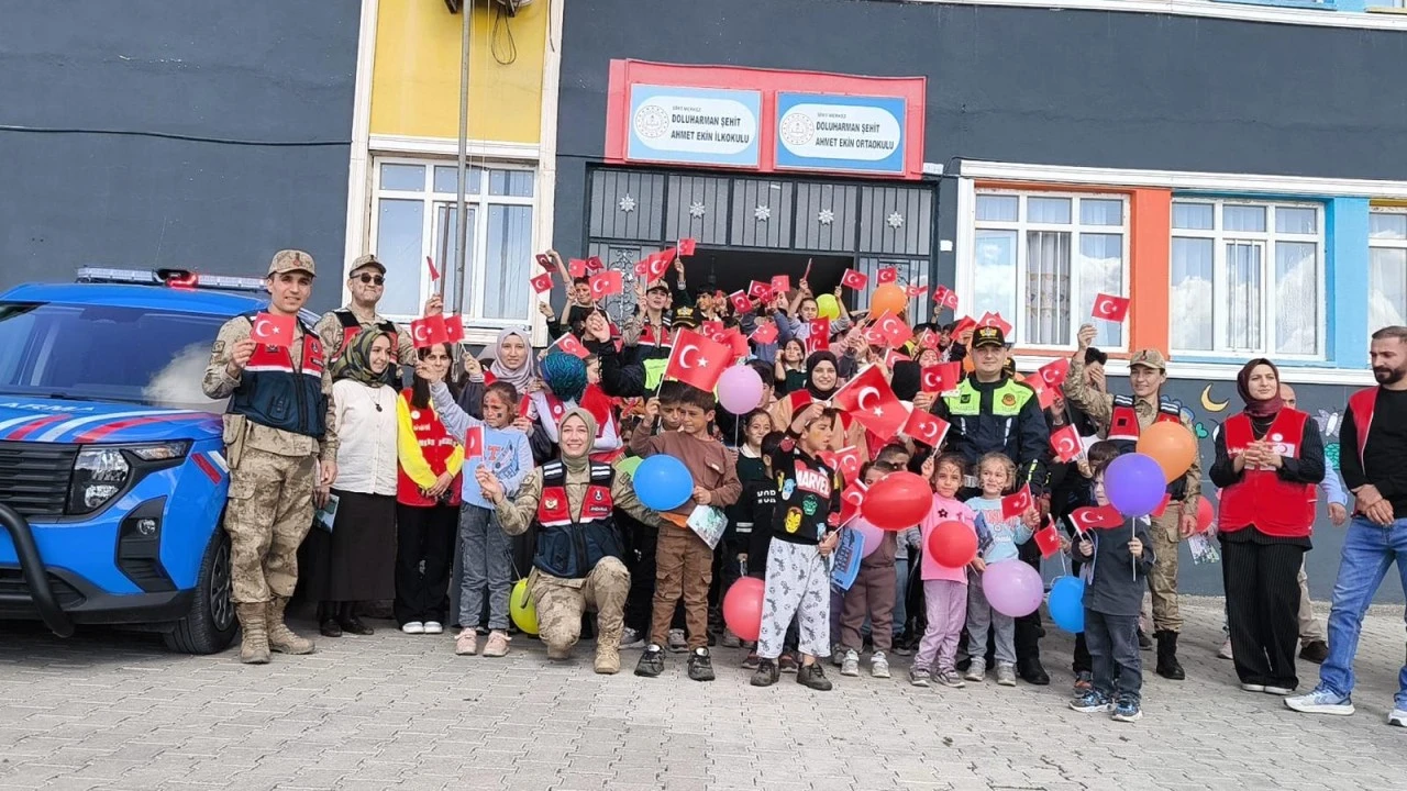 Siirt Jandarmasından &Ouml;ğrencilere Cumhuriyet Bayramı Coşkusu
