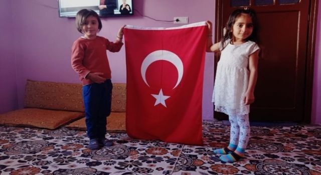 Siirt Pervari'de öğrenciler bayrak töreni eşliğinde İstiklal Marşını okudu