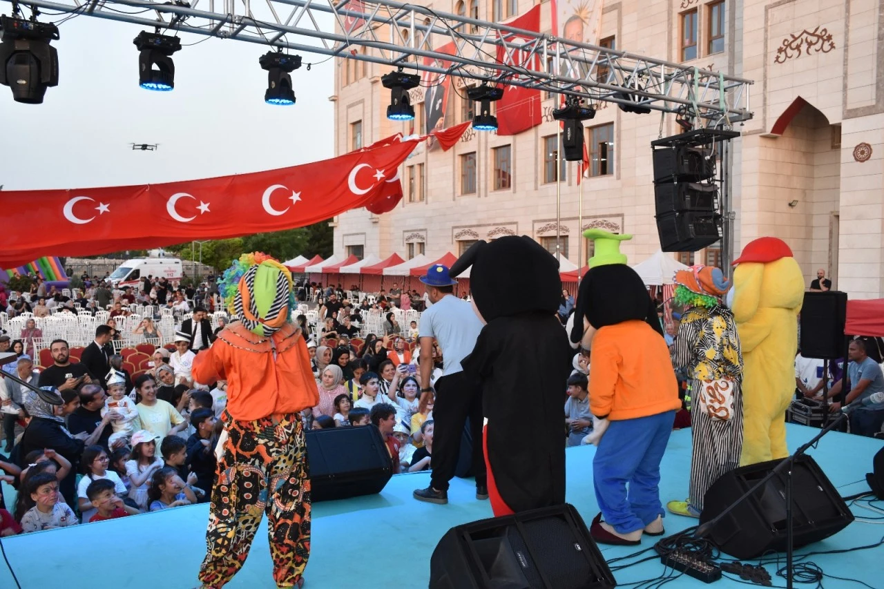 Siirt'te 250 Çocuk İçin Sünnet Şöleni: “Kirvem Polis Olsun” Projesi Gönülleri Fethetti