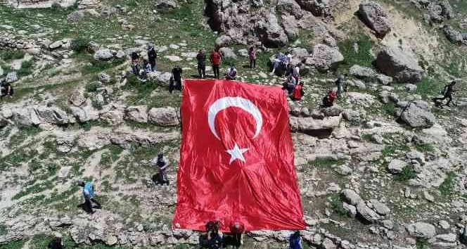 Siirt'te 3 bin 500 yıllık Akabe yolunda dev Türk bayrağı açıldı