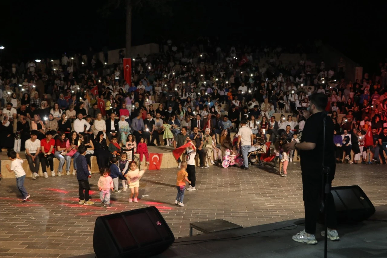 Siirt’te Anneler Günü Coşkusu Açık Hava Konseriyle Taçlandı