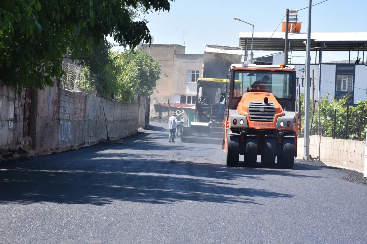 Siirt’te Asfalt Serim Çalışmaları Aralıksız Sürüyor