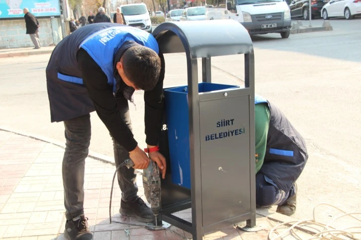 Siirt'te cadde ve parklara modern çöp kovaları