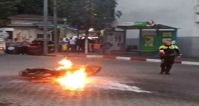 Siirt'te ceza kesilen sürücü motosikletini ateşe verdi