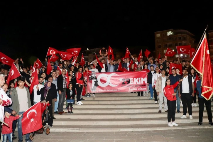 Siirt’te Cumhuriyetin 100. Yılı münasebetiyle düzenlenen Fener Alayına binlerce Vatandaş katıldı