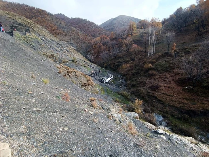 Siirt’te Dereye Yuvarlanan Minibüs 5 Saatlik Çalışma Sonucunda Çıkartıldı