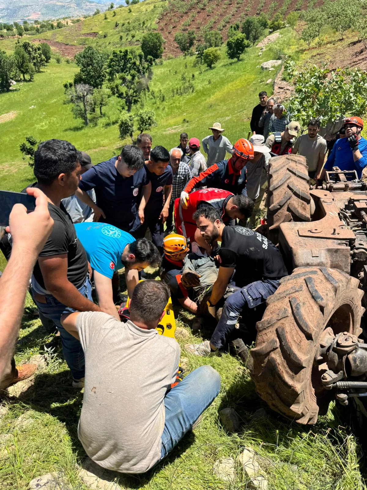 Siirt'te Devrilen Trakt&ouml;r&uuml;n Altında Kalan Gen&ccedil; Yaralandı