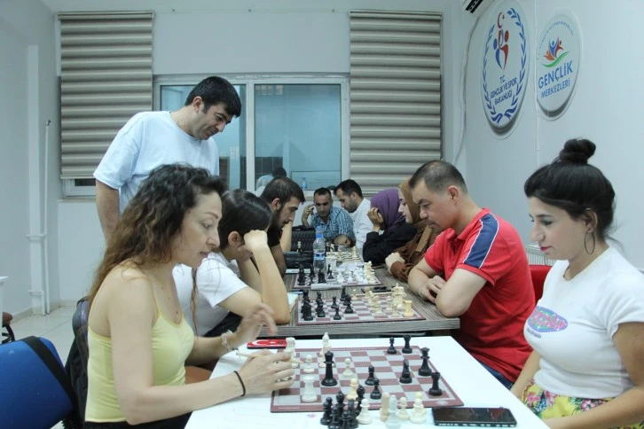 Siirt'te farklı meslek grupları bir araya gelerek satranç öğreniyor