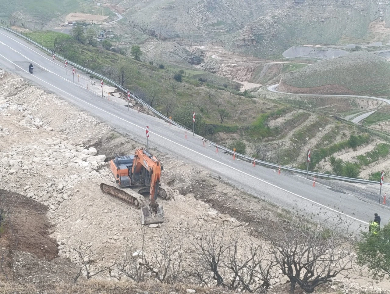 Siirt'te Fıstık &Uuml;reticilerine İl &Ouml;zel İdaresi'nden Ulaşım Desteği