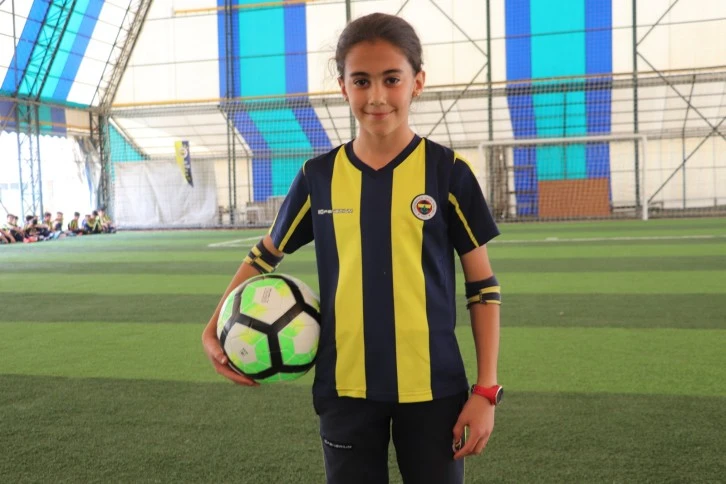 Siirt'te futbol okulunun gözdesi Rojin'i Fenerbahçe istiyor
