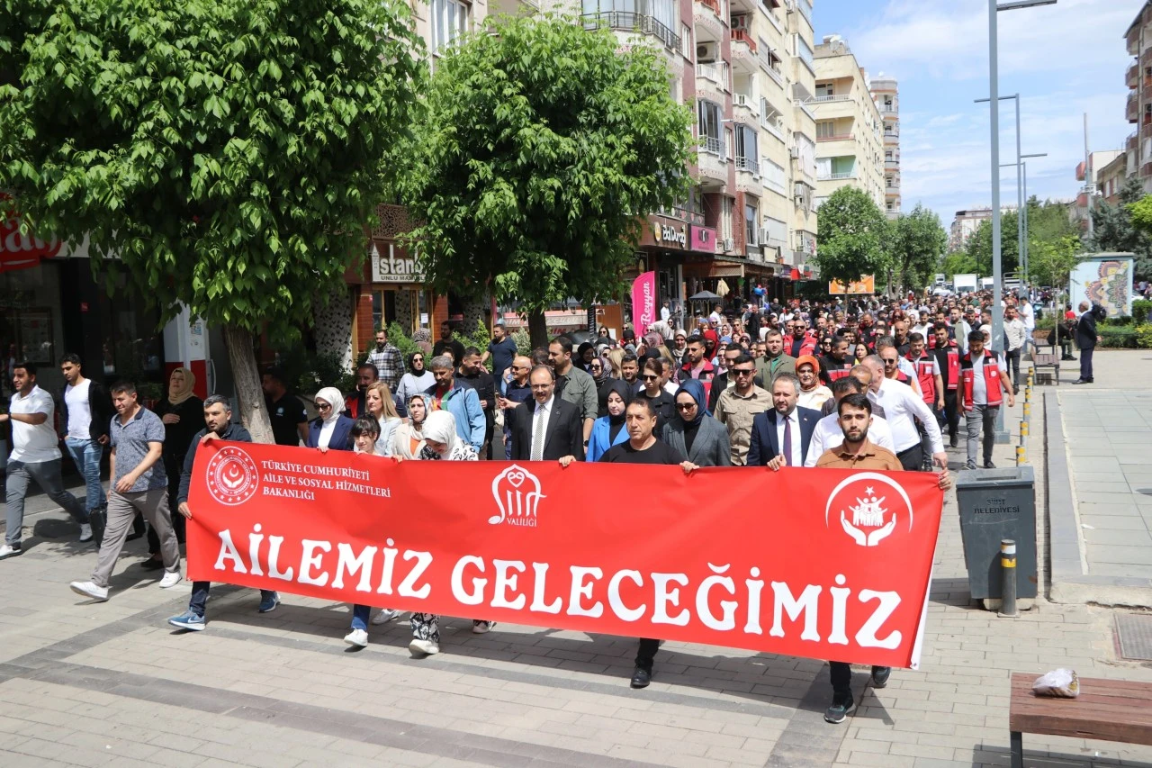 Siirt'te “Güçlü Aile, Güçlü Toplum” Mesajıyla Yürüdüler