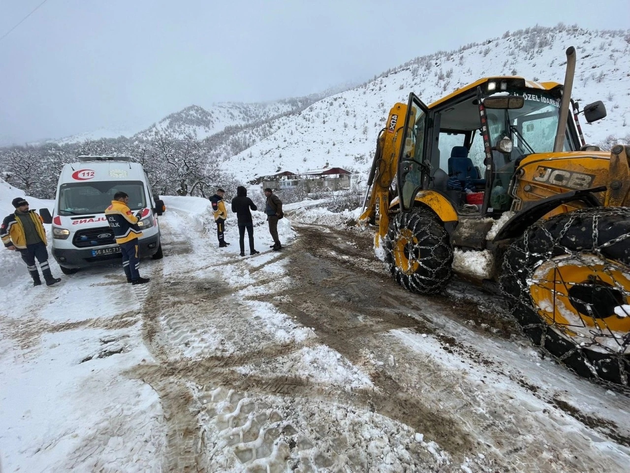 Siirt&rsquo;te Karla M&uuml;cadele: K&ouml;ylerde Mahsur Kalan Vatandaşlar Kurtarıldı