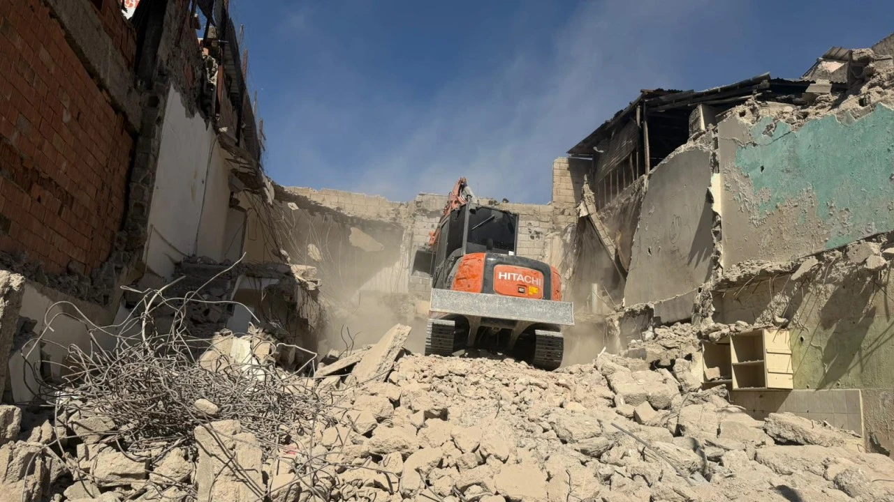 Siirt&rsquo;te Metruk Bina Kontroll&uuml; Şekilde Yıkıldı