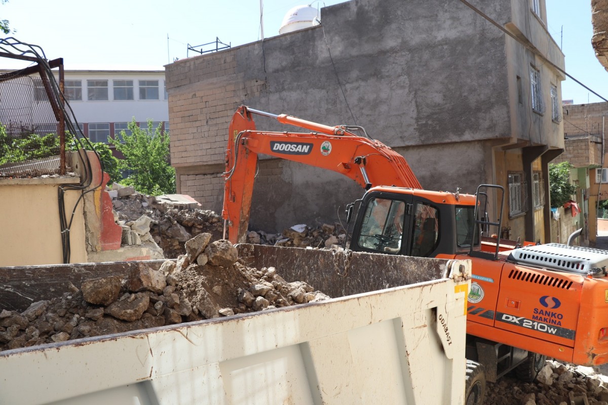 Siirt'te metruk binalar huzur ve güvenlik için yıkılıyor