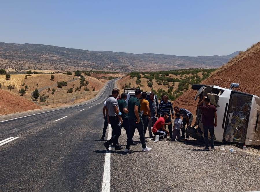 Siirt’te minibüs devrildi:3 yaralı