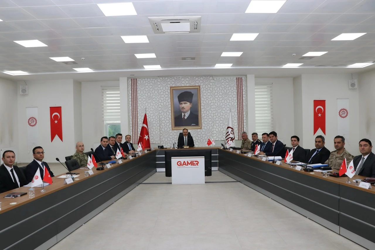 Siirt’te Nisan Ayı Güvenlik Ve Asayiş Değerlendirme Toplantısı, Vali Kızılkaya Başkanlığında Yapıldı