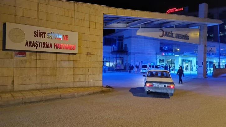 Siirt’te otomobil devrildi: Sürücü ile hamile kadın yaralandı