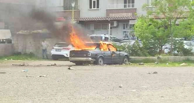 Siirt'te park halindeki bir otomobil yandı