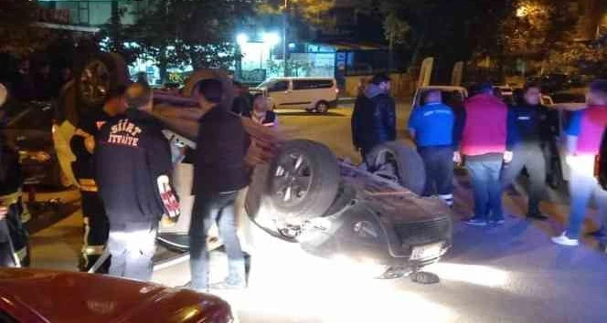 Siirt'te park halindeki otomobile çarpan araç takla attı: 2 yaralı