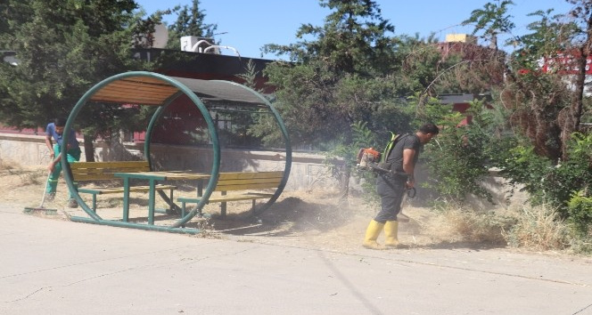 Siirt'te park ve bahçelerde temizlik ve bakım çalışmaları