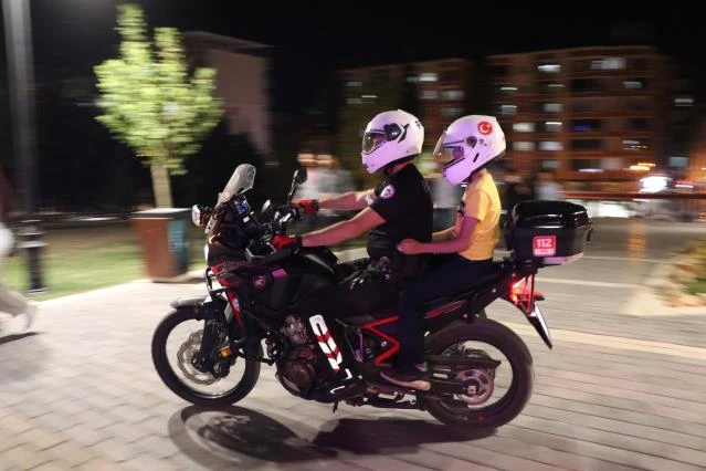 Siirt'te Polis Ekipleri Parkta Oynayan Çocukların İsteğini Kırmayarak Motosikletle Gezdirdi
